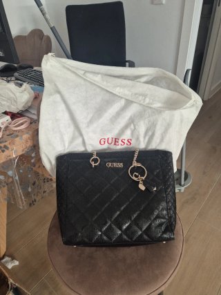 Bolso negro Guess acolchado con su guardapolvo