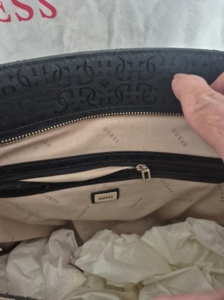 Bolso negro Guess acolchado con su guardapolvo