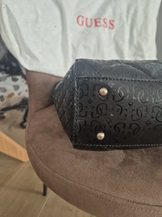 Bolso negro Guess acolchado con su guardapolvo