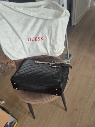 Bolso negro Guess acolchado con su guardapolvo