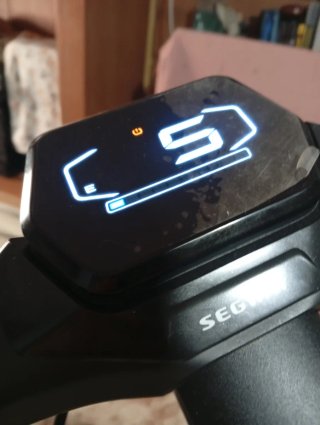 Patín Eléctrico Negro y Rojo Segway