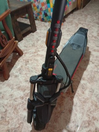 Patín Eléctrico Negro y Rojo Segway