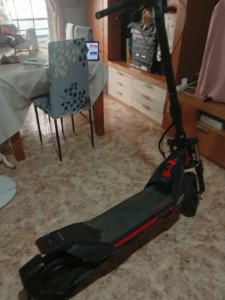 Patín Eléctrico Negro y Rojo Segway