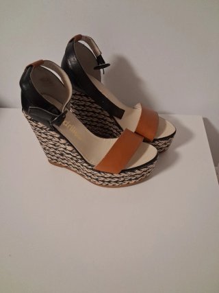 Sandalias cuña negras y marrones