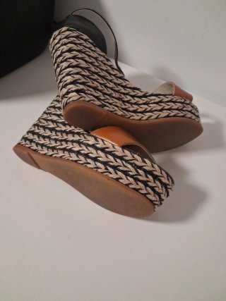 Sandalias cuña negras y marrones