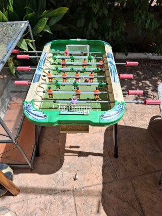 Futbolín de mesa verde y naranja