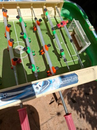 Futbolín de mesa verde y naranja