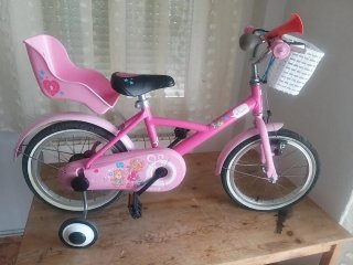 Bicicleta infantil rosa con ruedines