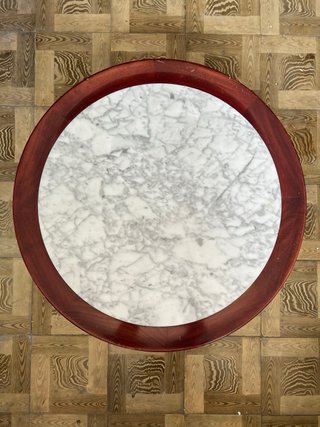 Mesa redonda de madera y mármol
