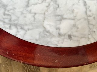 Mesa redonda de madera y mármol