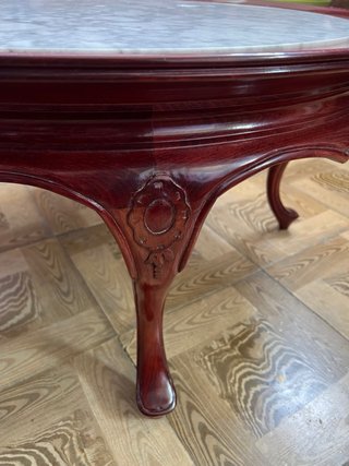 Mesa redonda de madera y mármol