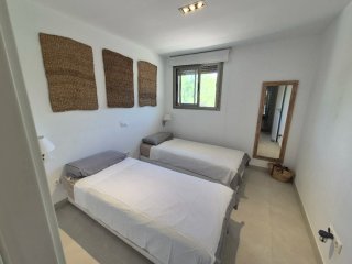 Camas con somier de madera y polipiel blanca