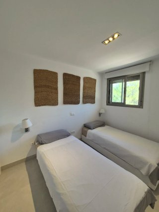 Camas con somier de madera y polipiel blanca