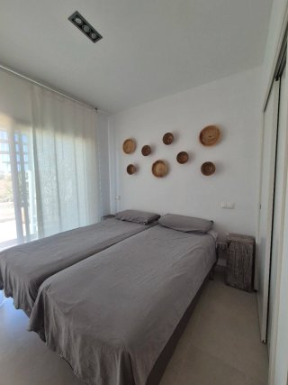 Camas con somier de madera y polipiel blanca