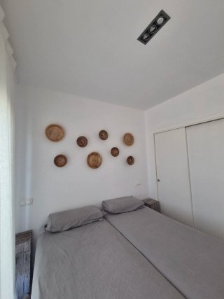 Camas con somier de madera y polipiel blanca