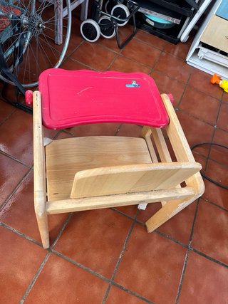 Silla de madera para bebé con bandeja
