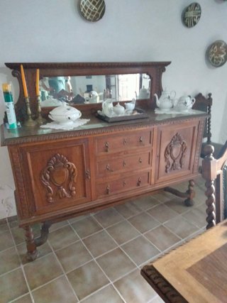 Mesa, 6 sillas, aparador y vitrina de olivo.