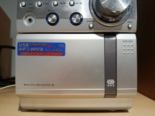 Equipo de música Kenwood con altavoces