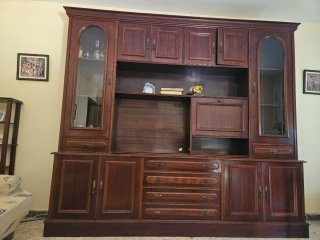 Librería de madera y cristal