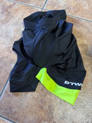 Casco bici verde + culotte ciclismo negro niños