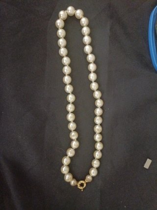 Collar de perlas con cierre dorado