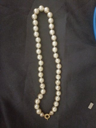 Collar de perlas con cierre dorado