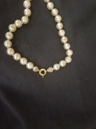 Collar de perlas con cierre dorado