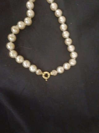 Collar de perlas con cierre dorado