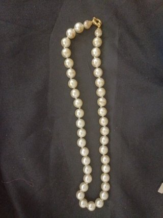 Collar de perlas con cierre dorado