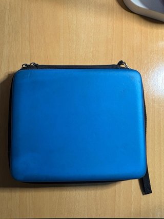 Nintendo 2DS Negra/Azul con funda y cargador