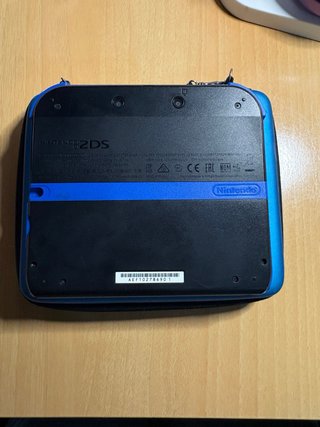 Nintendo 2DS Negra/Azul con funda y cargador