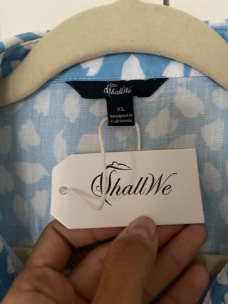 Camisa azul sin estrenar con estampado blanco