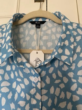Camisa azul sin estrenar con estampado blanco
