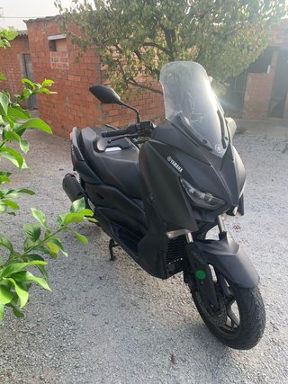 Yamaha XMAX Negra y Azul