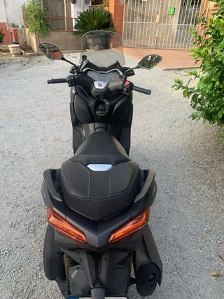 Yamaha XMAX Negra y Azul