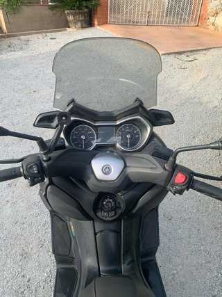 Yamaha XMAX Negra y Azul