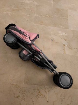 Carrito de muñecas rosa y gris