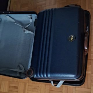 Valigie blu e marroni