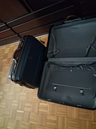 Valigie blu e marroni