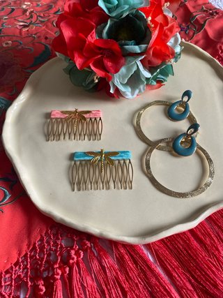 Conjunto Flamenca: Peinetas y Pendientes Dorados