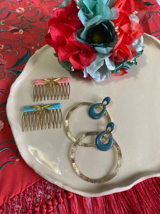 Conjunto Flamenca: Peinetas y Pendientes Dorados