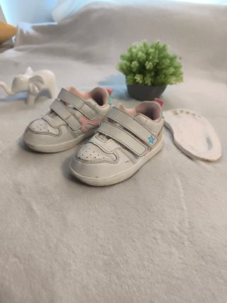Zapatillas niña blancas con velcro talla 24