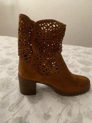 Botas de ante con corte láser talla 38
