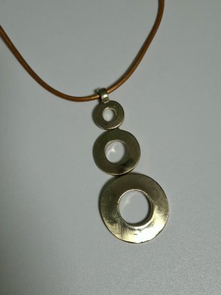 Collar de artesanía con colgante de aros plateados