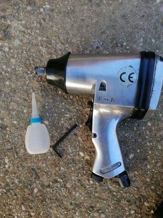 Pistola de impacto neumática y carraca