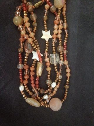Collar de piedras doradas y rosas