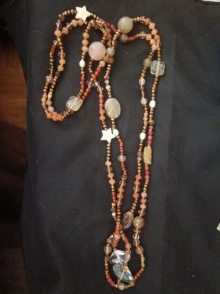 Collar de piedras doradas y rosas