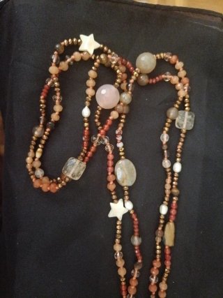 Collar de piedras doradas y rosas