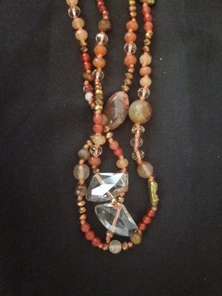 Collar de piedras doradas y rosas