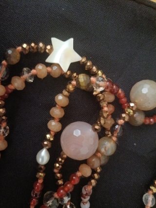 Collar de piedras doradas y rosas